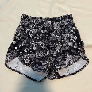 Lululemon Seawheeze Tracker Shorts V in Counter Culture White/Black - Size 4